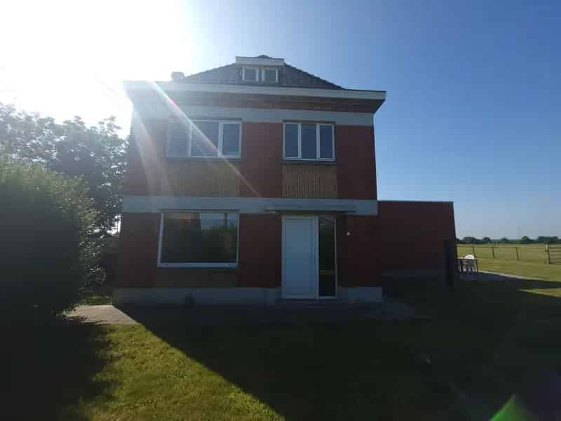 Alleenstaande woning met grote weide en stalling