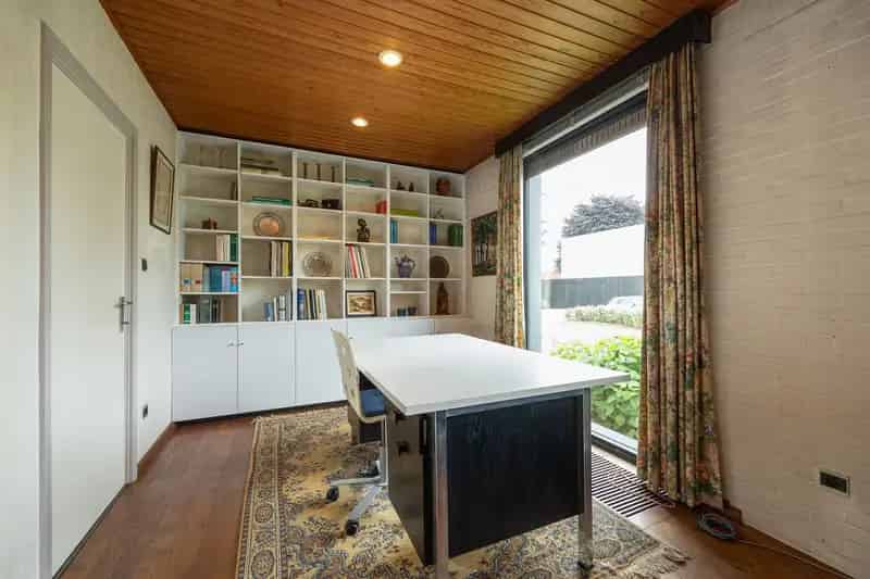 Laagbouwwoning met inpandige garage op een perceel van 561 m² in het centrum van Minderhout.