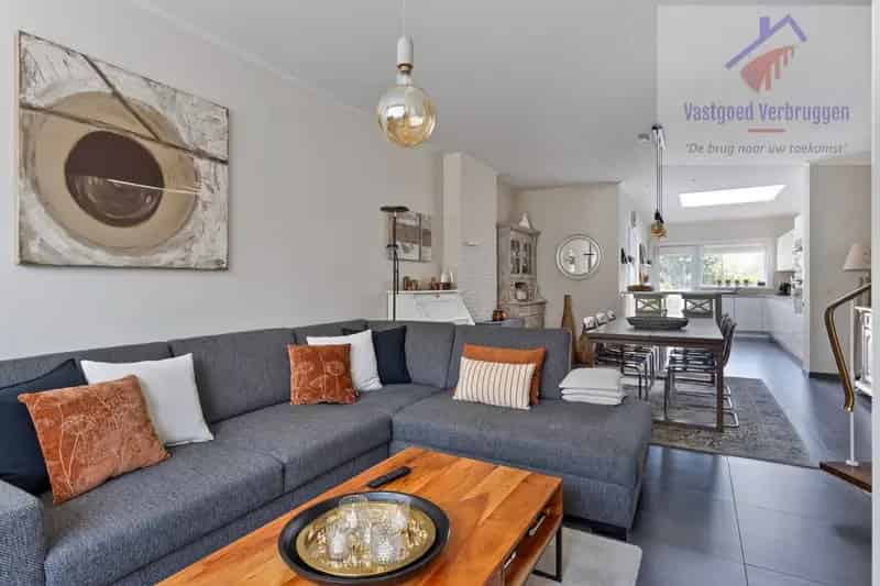Compromis getekend - Goed gelegen instapklare moderne rijwoning met mooie tuin