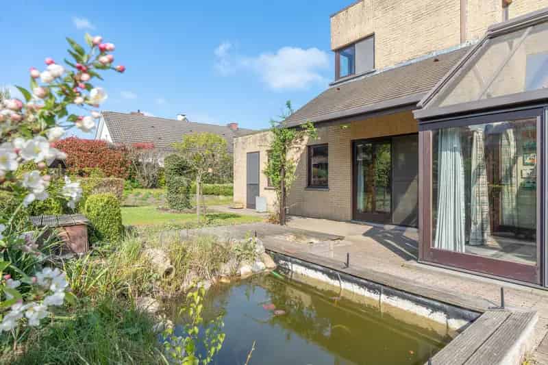 Goed onderhouden villa met 5 slpk's op perceel van 1.060m².