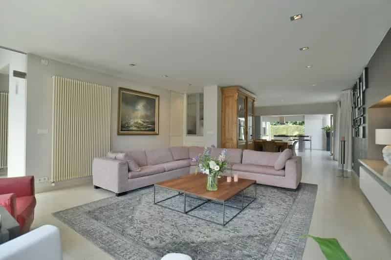 Moderne split-level bungalow met 4 slaapkamers en 2 badkamers, op prachtige bosrijke locatie te Lanaken-Neerharen