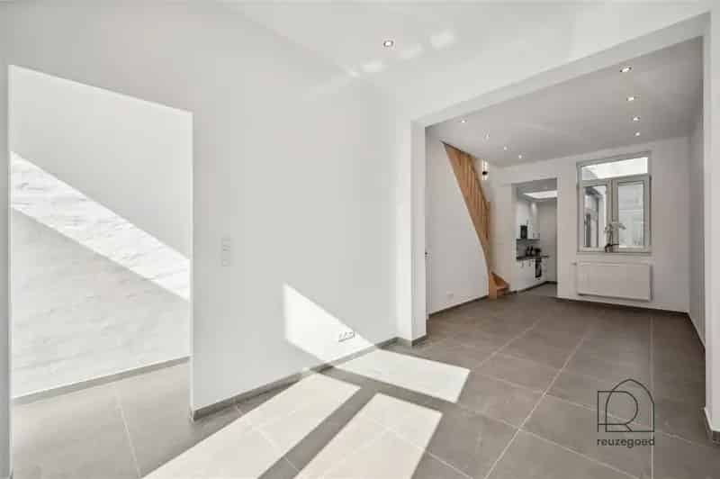 Instapklare, volledig gerenoveerde woning met 3 slaapkamers