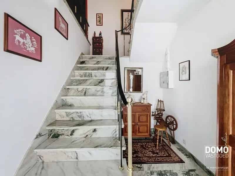 Commercieel gelegen handelspand met inclusief bovenliggend appartement te Kermt.
