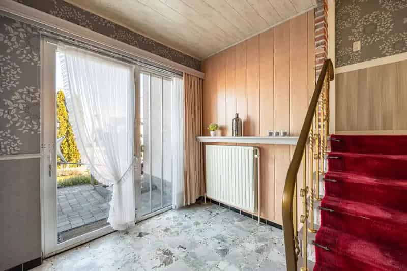 Deze  woning, gelegen in een rustige omgeving in Rijkevorsel, biedt u comfort op een perceel van 596 m². Met 3 slaapkamers, 1 badkamer is dit een ideale woning voor gezinnen of investeerders.

Indeling

Gelijkvloers:
Garage: 19 m²
Opslagruimte: 9 m²
Apart