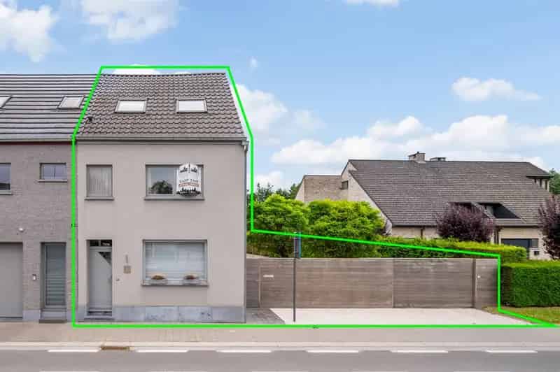 Ruime halfopen bebouwing met 4 slaapkamers, grote tuin en dubbele garage
