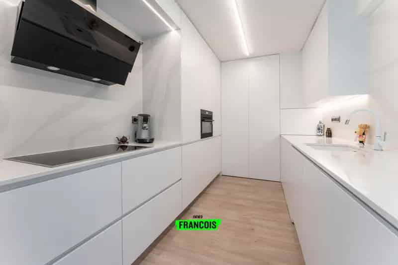 Gerenoveerd 3-Slaapkam Appartement Oostende Centrum