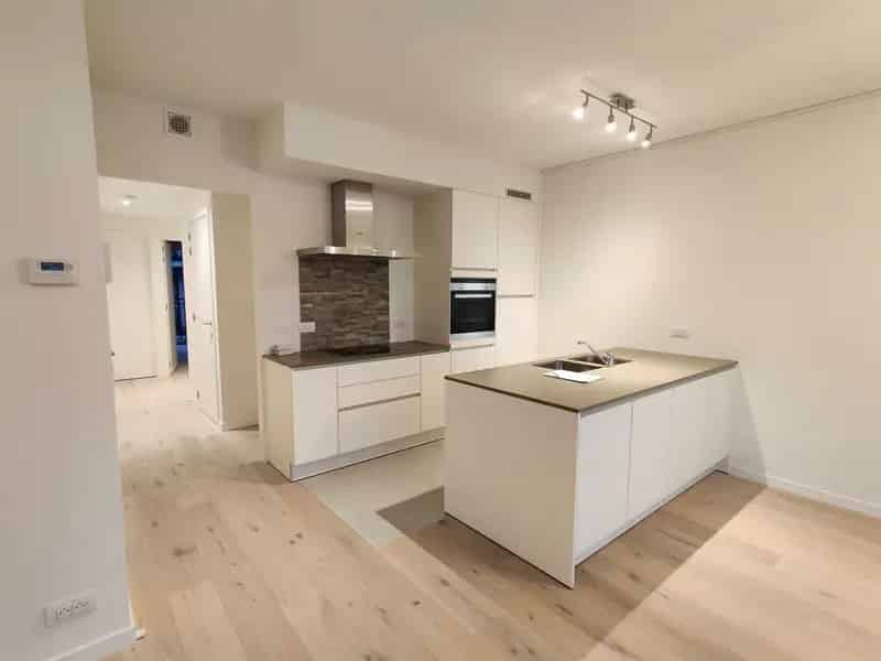 Prachtig nieuwbouwappartement met ruim terras en 2 slaapkamers vlakbij centrum Roeselare!