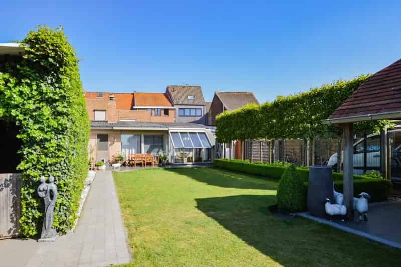 Ruime handelswoning in het centrum van Aartrijke