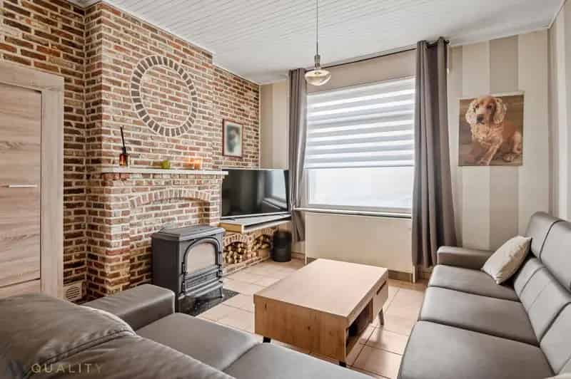 Half-open woning met 3 slpk., oprit, gar., tuin en polyvalente zolderruimte