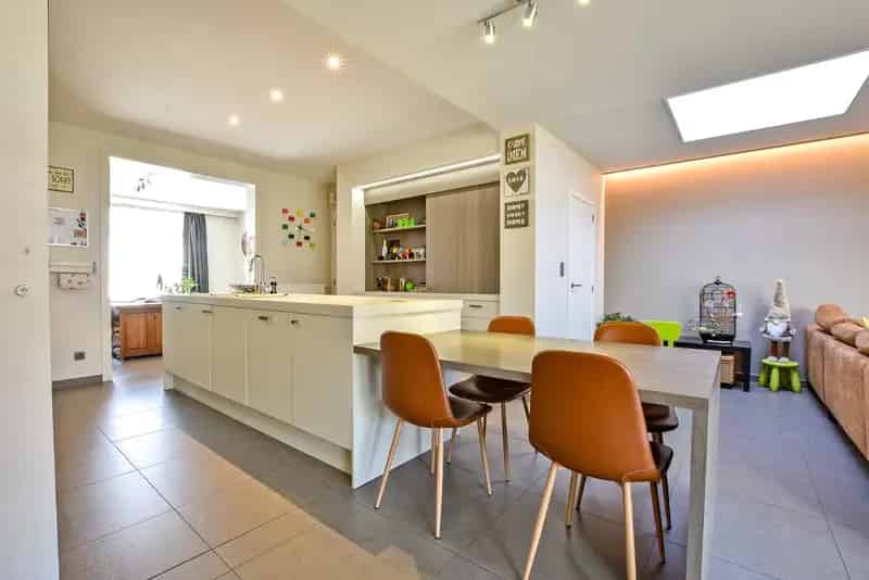Stijlvol gerenoveerde woning met 4/5 slaapkamers en 2 garages te Diksmuide!