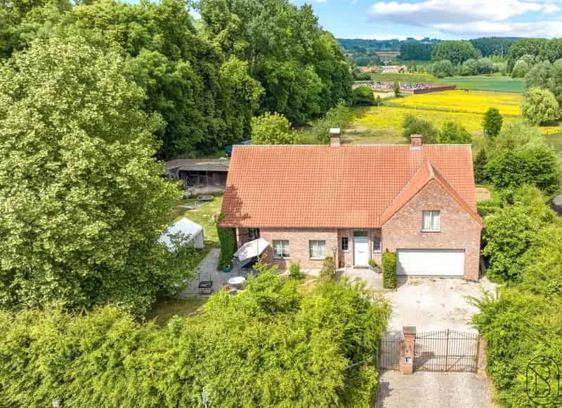 Huis te huur met 4 slaapkamers en paardenboxen