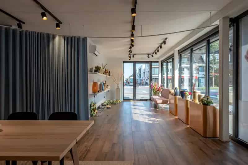 Handelsgelijkvloers (80m²) in het centrum van Stabroek met inpandige garage!