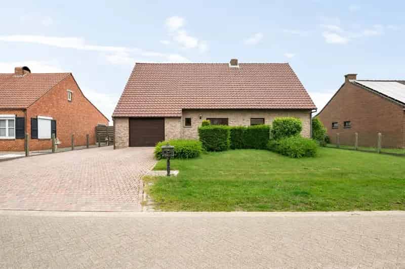 Rustig  gelegen woning op 996 m² grond. Vrij uitzicht !!