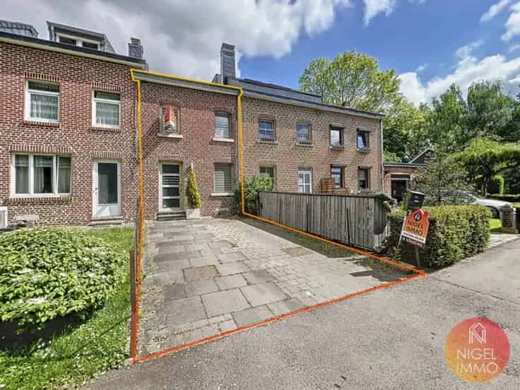 Te Koop Argenteau: Gerenoveerde 2 Façades 2 slaapkamers Tuin Terras Parking