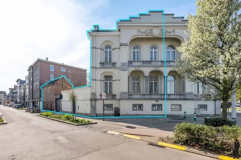 Prachtig neoclassicistisch herenhuis aan de stadsrand van Mechelen.
