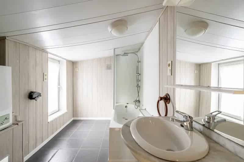 Gelegen te Ingelmunster vinden we deze karaktervolle woning terug.
De woning heeft verrassend veel ruimte en mits de nog verder af te werken zaken is dit de ideale starterswoning!

De indeling is als volgt:
-> Gelijkvloers:
+ inkomhal met berging
+ ruime 