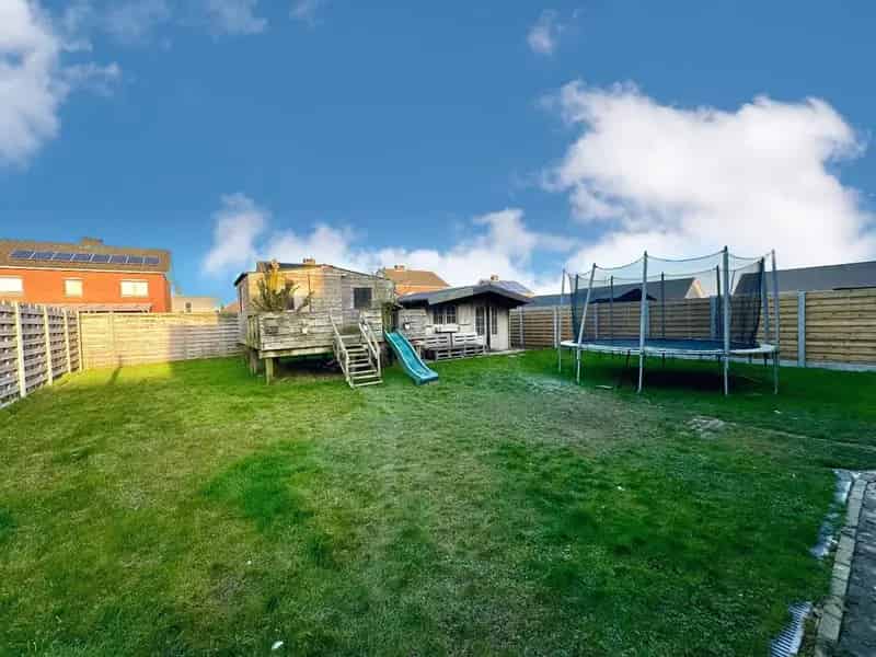 HALFOPEN WONING MET 3 SLAAPKAMERS EN TUIN