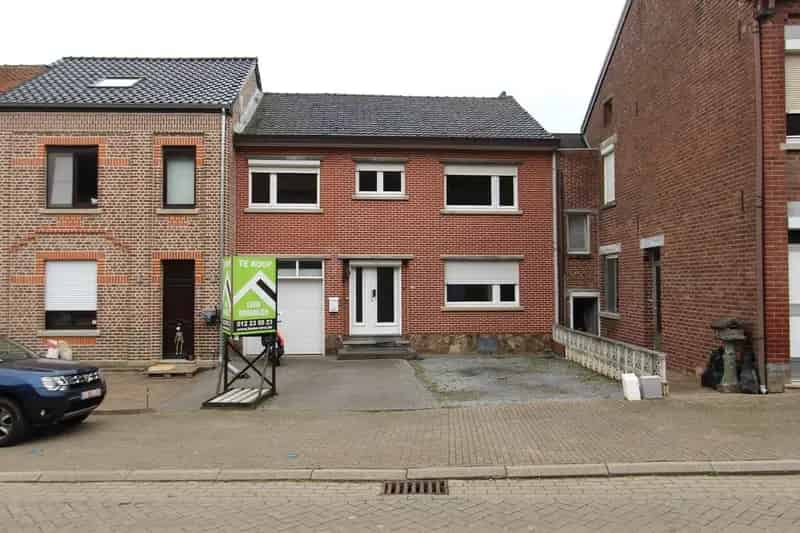 Ruime woning met 4 slaapkamers, garage en diepe tuin met inrit