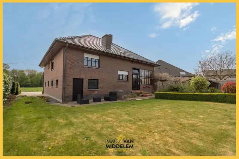 Grote karaktervolle woning met garage en tuin te koop
