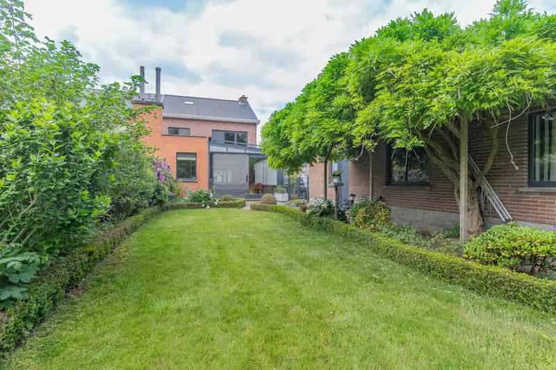 Rustig gelegen Half- open bebouwing met garage.