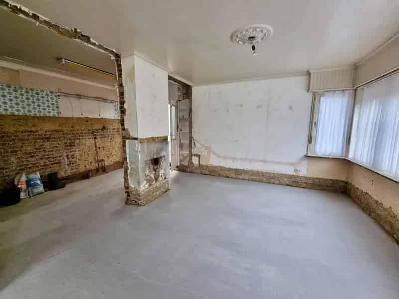 Ruime, verder te renoveren woning te koop!