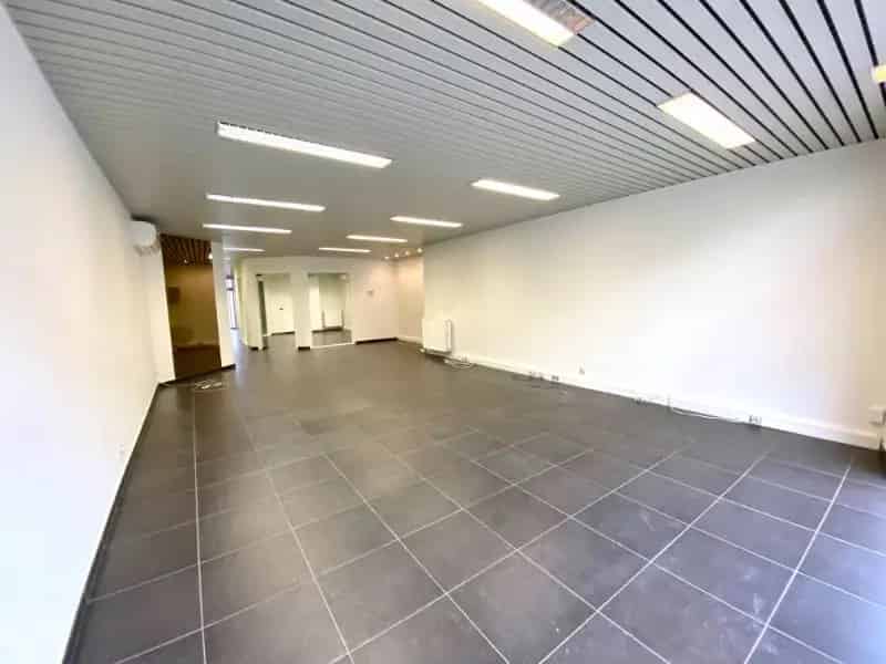 Centraal gelegen handelspand (139vkm) met 7 parkeerplaatsen