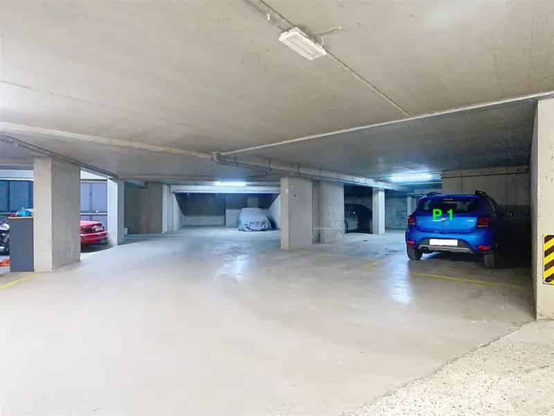 6 autostaanplaatsen en 1 motorstaanplaats