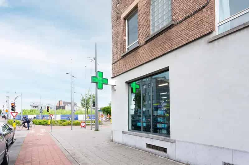 Op te frissen handelshuis op centrale locatie 8520008