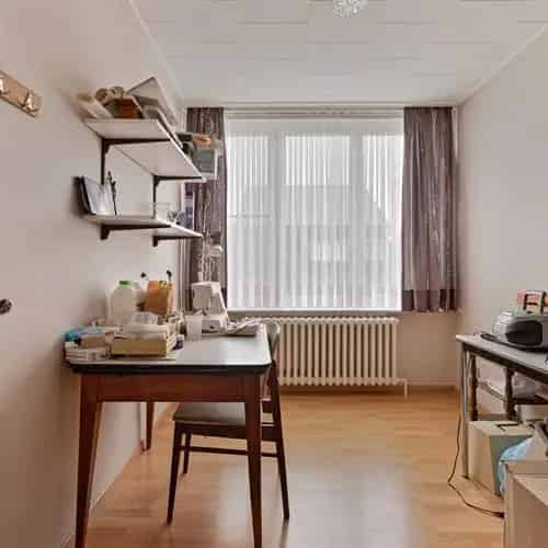 TE RENOVEREN BUNGALOW IN een RUSTIGE WOONWIJK MET MOOIE WOONVOLUMES