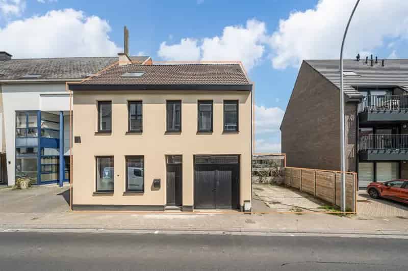 Gerenoveerde, ruime gezinswoning met 5 slaapkamers in hartje Denderhoutem