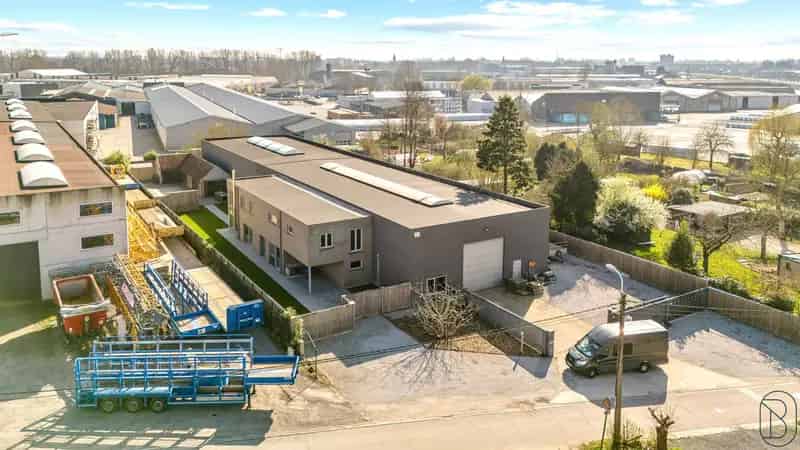 Huis te huur: Magazijn met woning, zwembad en poolhouse