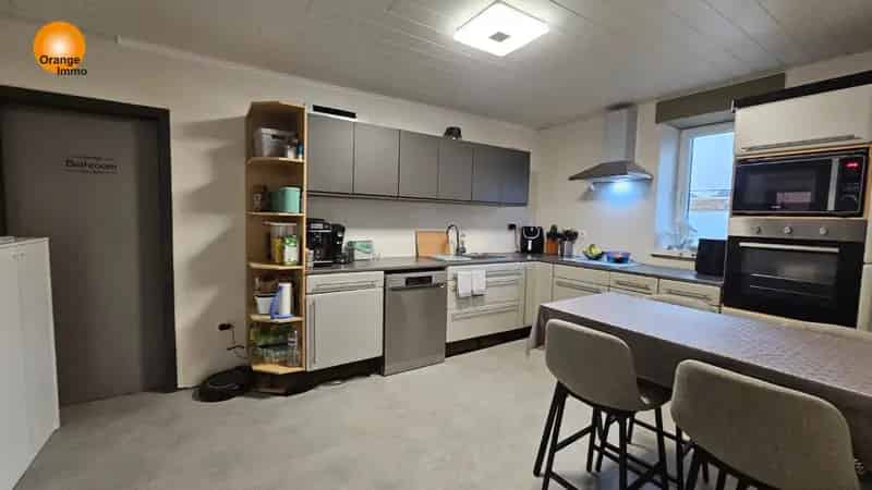 Woning met 6 slaapkamers en 2 badkamers.