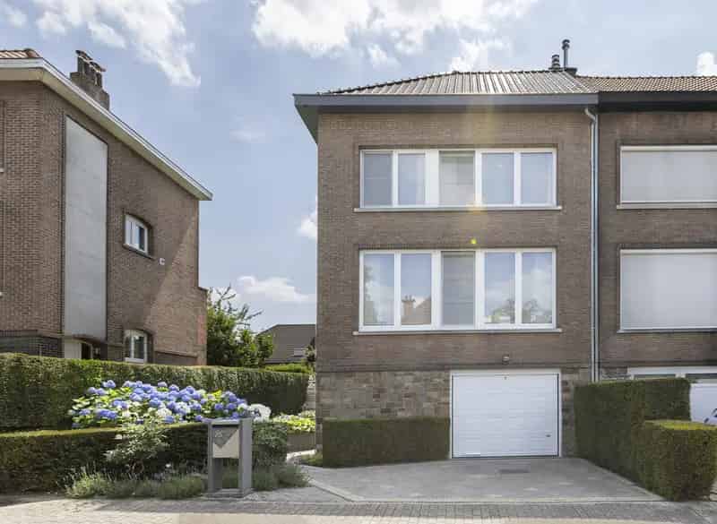 Zorgvuldig onderhouden gezinswoning met garage en leuke tuin