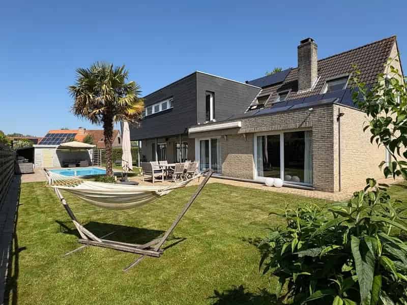 KANTOOR/PRAKTIJK + WOONST MET TUIN EN ZWEMBAD