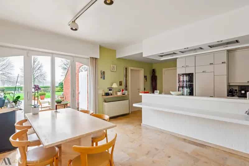 Tijdloze ruime villa met 5 slpk., dub. gar., tuin, tennisveld, polyvalente ruimte en vijver.
