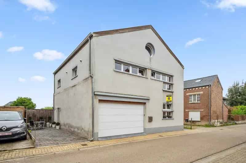 Prachtige industriële woning met 2 slpk, garage en terras in het gezellige Outgaarden bij Hoegaarden
