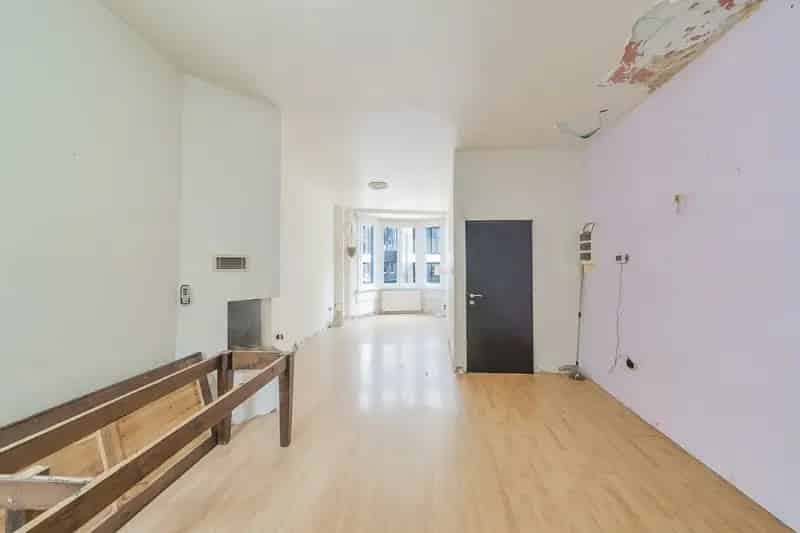 Te renoveren stadswoning met 5 slaapkamers, 3 badkamers en koer in hartje Oostende