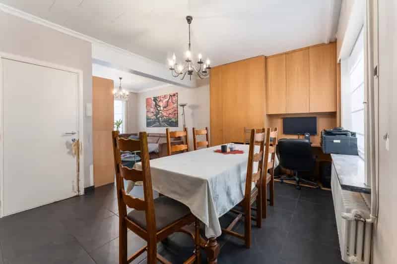 Ontdek deze gezellige gezinswoning met tuin en autostaanplaats.

De indeling van de woning is als volgt:
Op het gelijkvloers:
- Inkomhal
- Leefruimte
- Keuken
- badkamer
Op de verdieping:
- Nachthal
- 3 slaapkamers
- Zolder (extra slaapkamer) via vaste tr