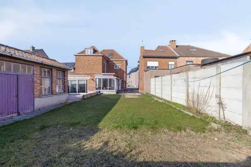 RUIME, LICHTRIJKE ALLEENSTAANDE WONING MET VEEL POTENTIEEL