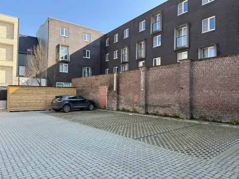 Autostaanplaats op gegeerde locatie in Wetteren.