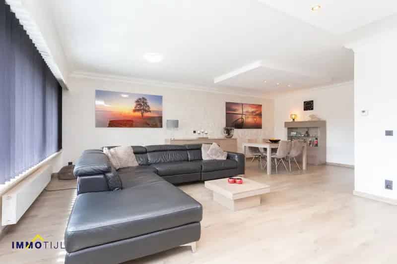 Fraai duplexappartement: 4 slaapkamers, terras en 2 garages!