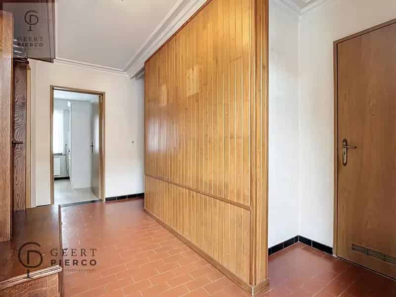 Deze ruime bungalow met vier slaapkamer, garage en tuin is gelegen aan de stadsrand van Landen.