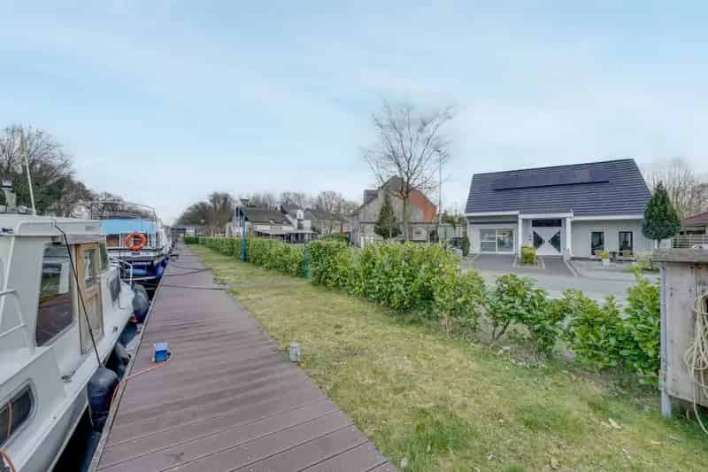 Instapklare gezinswoning, idyllisch gelegen aan het water!
