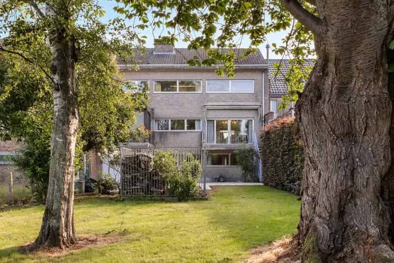 Karaktervolle voormalige dokterswoning met praktijkruimte, lift, dubbele garage, 5 SLPK. en grote tuin
