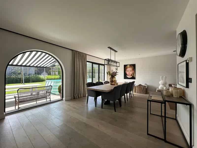 Recente, stijlvolle woning met mooie tuin nabij centrum Merelbeke