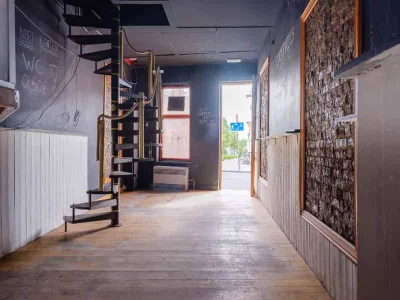 Centrum Gent. Op te frissen handelspand (vrij van brouwer) met mogelijkheid tot bewoning op een toplocatie – Overpoort.