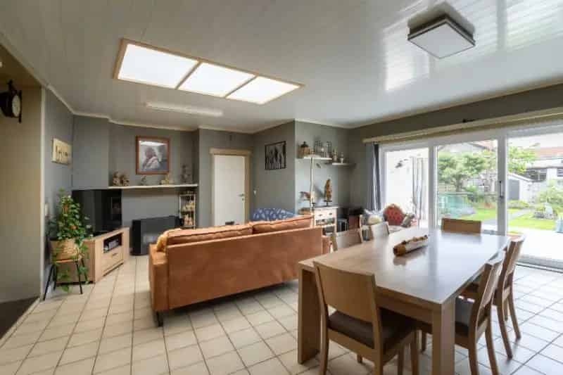 Oostnieuwkerke-Centrum. Uitstekend gelegen te vernieuwen woning met garage en aantrekkelijke tuin. 3 slaapkamer + polyvalente ruimte. Achterbouw vernieuwd.