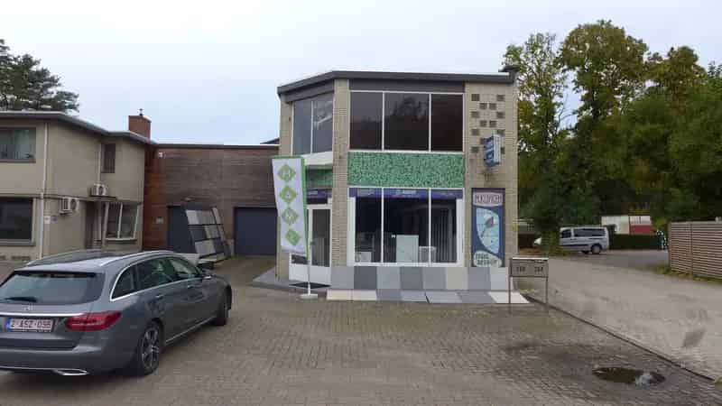 Bedrijfspand met terrein