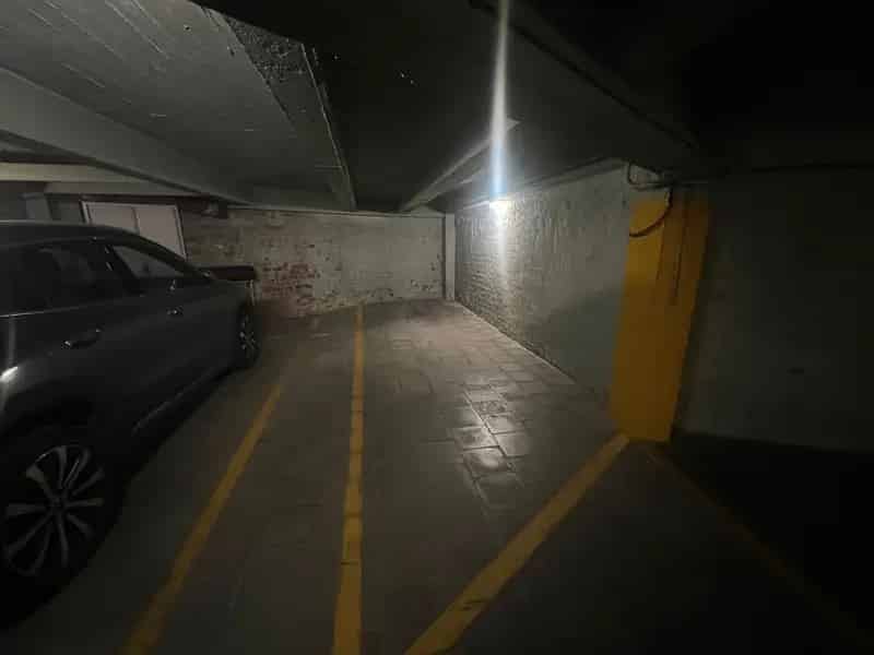 Mooie ruime parkeerplaats vlakbij de Europese instellingen