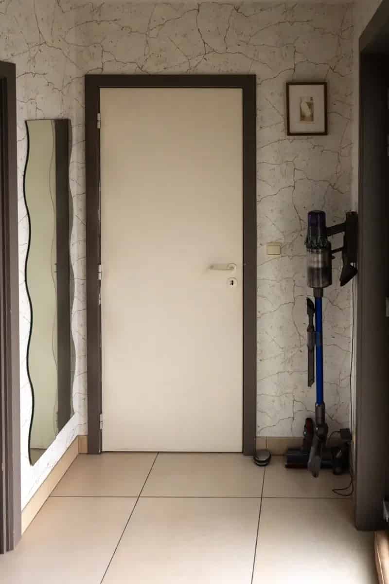 Ben jij op zoek naar een halfopen bebouwing met 3 slaapkamers en onderhoudsvriendelijke tuin? 
Deze woning uit 2006 is gelegen op een perceel van 290m² en heeft 3 volwaardige slaapkamers en badkamer met bad en douche op de eerste verdieping. 

Indeling 
•